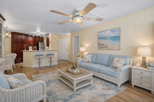 7263 Camino Degrazia 33, San Diego, CA 92111