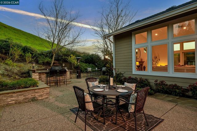 12 Paddock Ct, Pleasant Hill, CA 94523