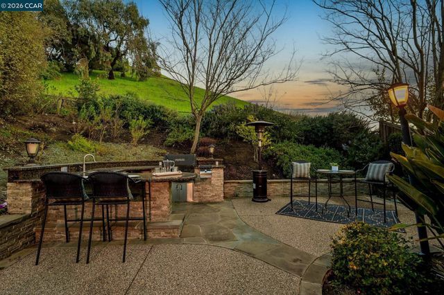 12 Paddock Ct, Pleasant Hill, CA 94523