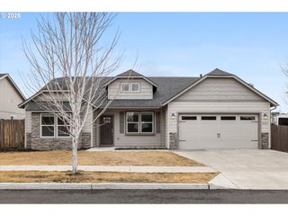 2433 Nw HAZELWOOD Ave, Redmond, OR 97756