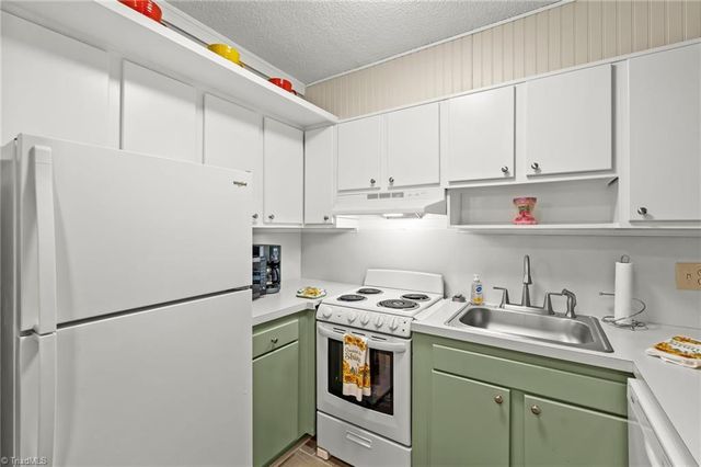 1107 Robin Hood Road B, High Point, NC 27262