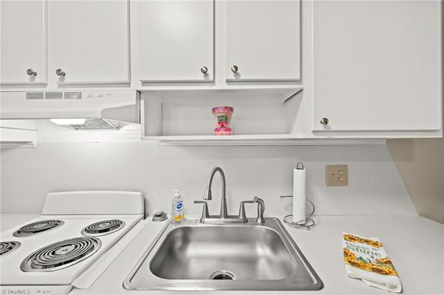 1107 Robin Hood Road B, High Point, NC 27262