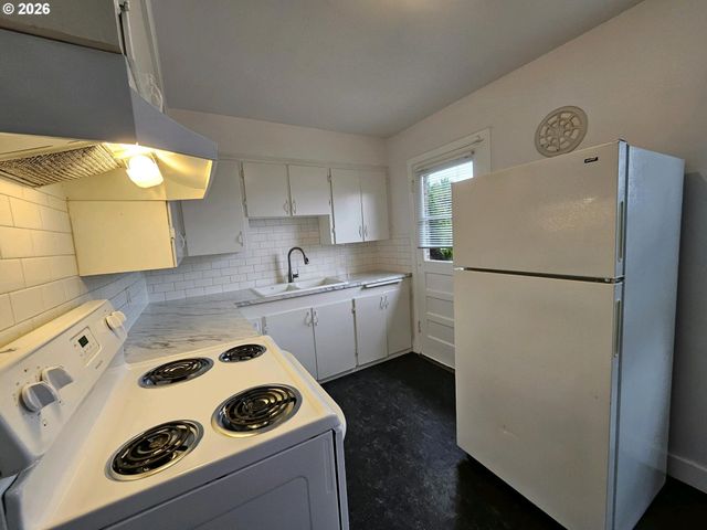 7102 N INTERSTATE Ave, Portland, OR 97217