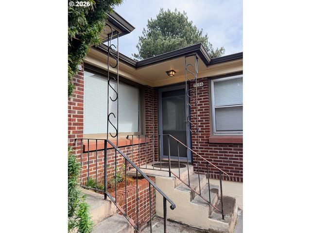 7102 N INTERSTATE Ave, Portland, OR 97217