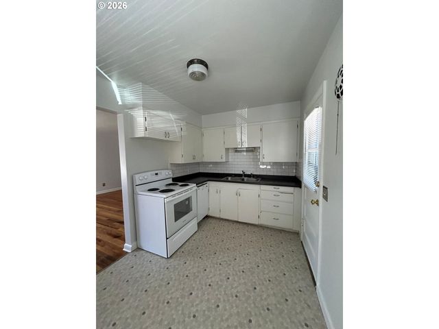 7102 N INTERSTATE Ave, Portland, OR 97217