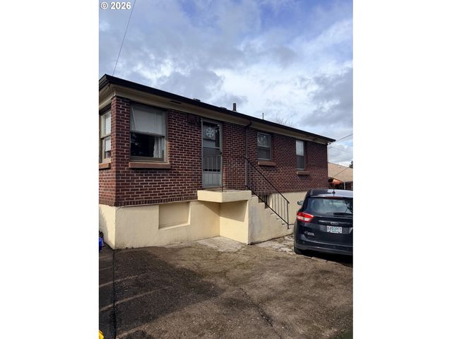 7102 N INTERSTATE Ave, Portland, OR 97217