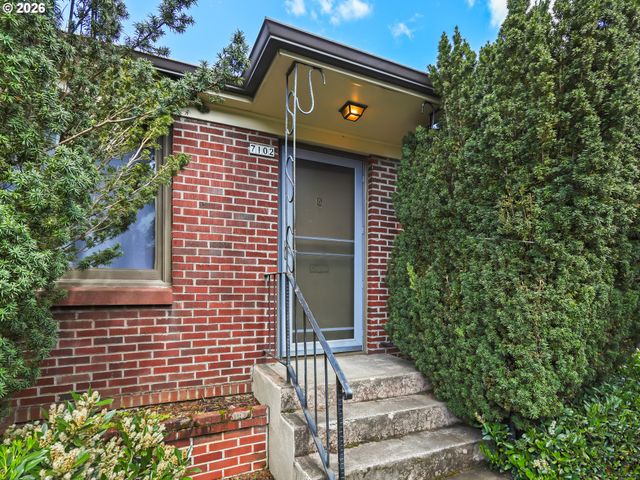 7102 N INTERSTATE Ave, Portland, OR 97217