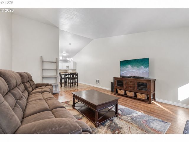12380 Sw WALNUT St, Tigard, OR 97223