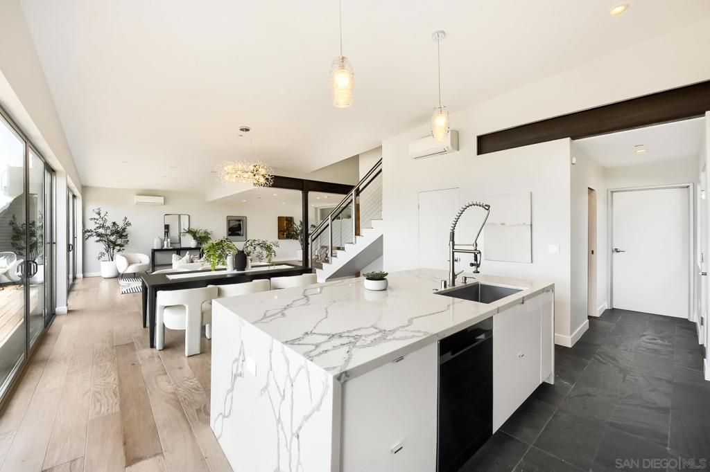 Image 12 of property listing at 5725 Soledad Mountain, La Jolla, CA 92037