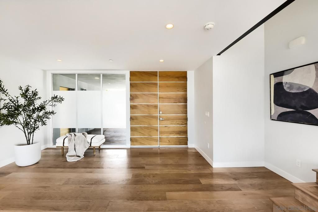 Image 3 of property listing at 5725 Soledad Mountain, La Jolla, CA 92037