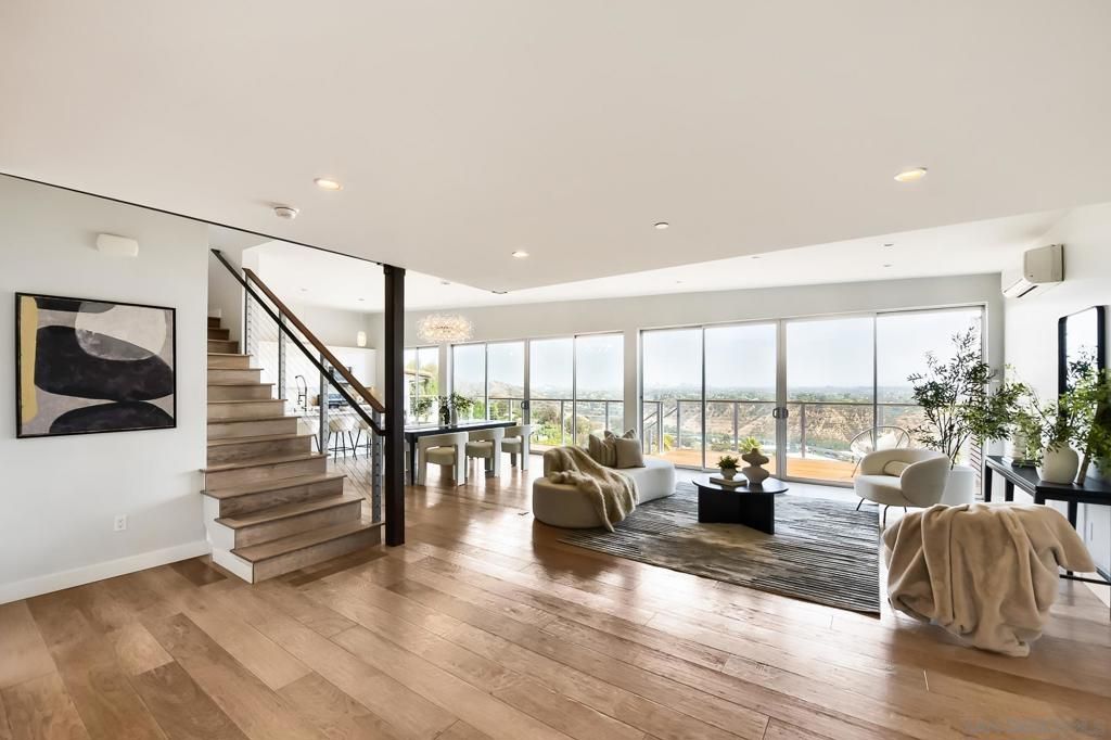 Image 4 of property listing at 5725 Soledad Mountain, La Jolla, CA 92037