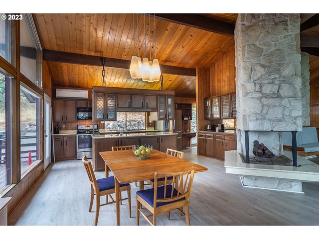 1751 FAIRHILL Dr, Roseburg, OR 97471