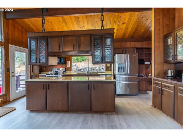 1751 FAIRHILL Dr, Roseburg, OR 97471