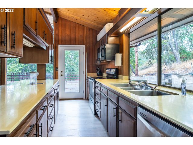 1751 FAIRHILL Dr, Roseburg, OR 97471