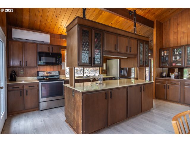 1751 FAIRHILL Dr, Roseburg, OR 97471