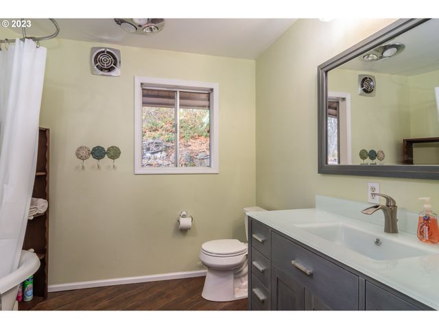 1751 FAIRHILL Dr, Roseburg, OR 97471