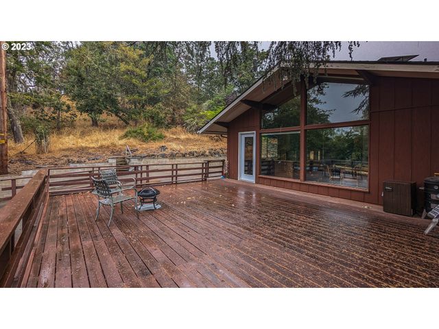 1751 FAIRHILL Dr, Roseburg, OR 97471