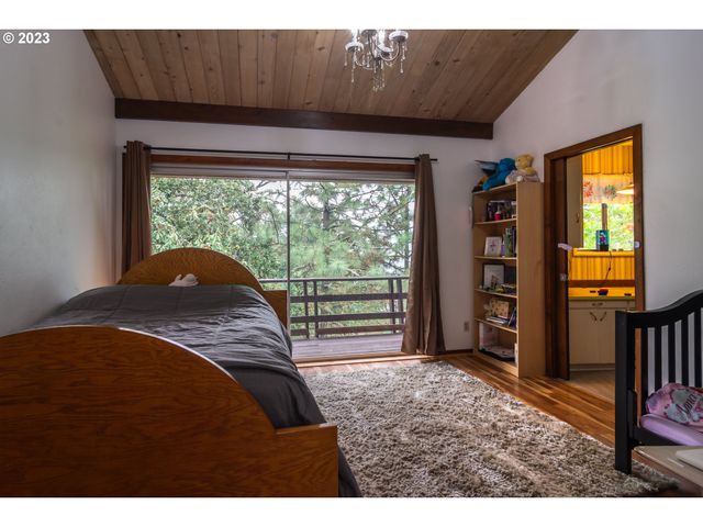 1751 FAIRHILL Dr, Roseburg, OR 97471