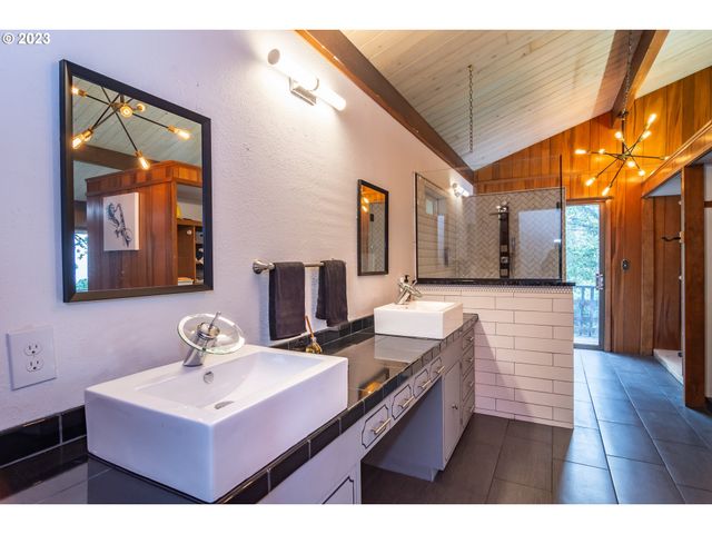 1751 FAIRHILL Dr, Roseburg, OR 97471