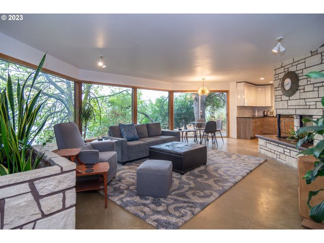 1751 FAIRHILL Dr, Roseburg, OR 97471