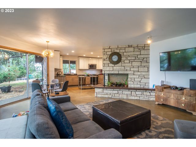 1751 FAIRHILL Dr, Roseburg, OR 97471