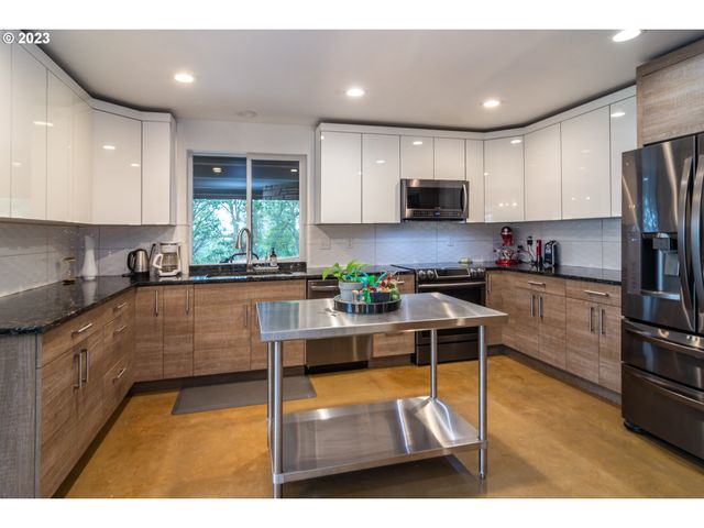 1751 FAIRHILL Dr, Roseburg, OR 97471