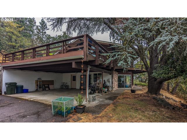 1751 FAIRHILL Dr, Roseburg, OR 97471