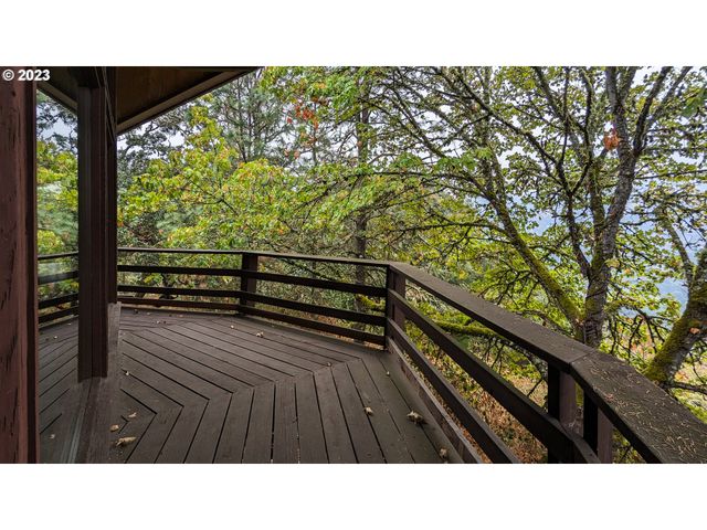 1751 FAIRHILL Dr, Roseburg, OR 97471