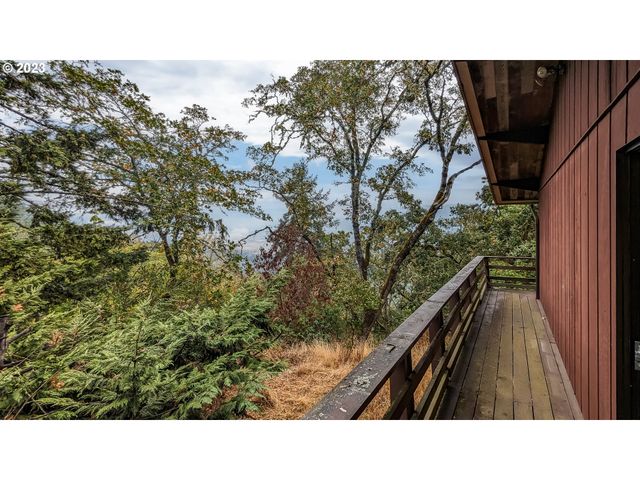 1751 FAIRHILL Dr, Roseburg, OR 97471