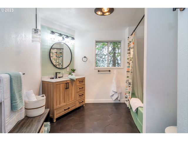 1751 FAIRHILL Dr, Roseburg, OR 97471