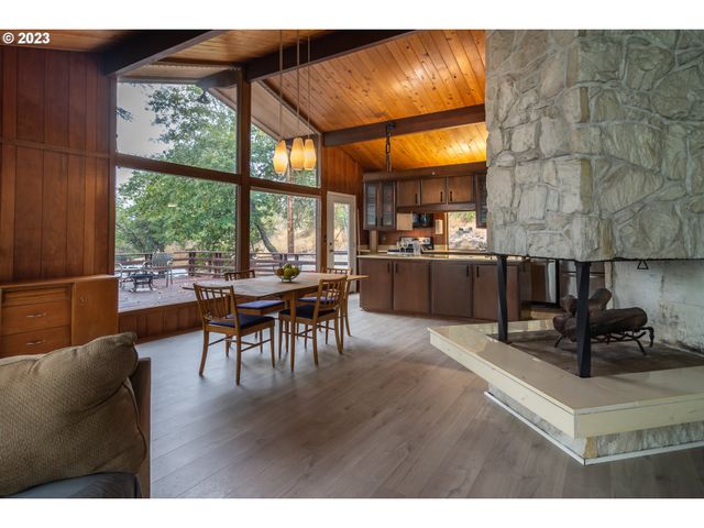 1751 FAIRHILL Dr, Roseburg, OR 97471