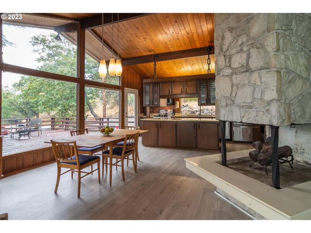 1751 FAIRHILL Dr, Roseburg, OR 97471