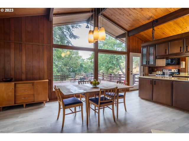 1751 FAIRHILL Dr, Roseburg, OR 97471