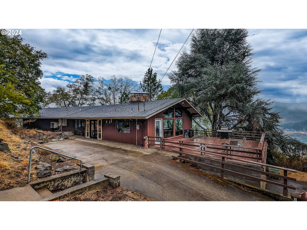 1751 FAIRHILL Dr, Roseburg, OR 97471