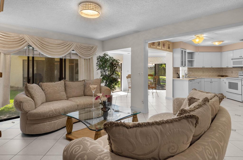 3404 Emerald Oaks Drive 803, Hollywood, FL 33021