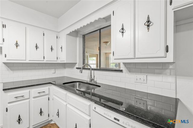 220 Briarmeadow Lane, Victoria, TX 77904