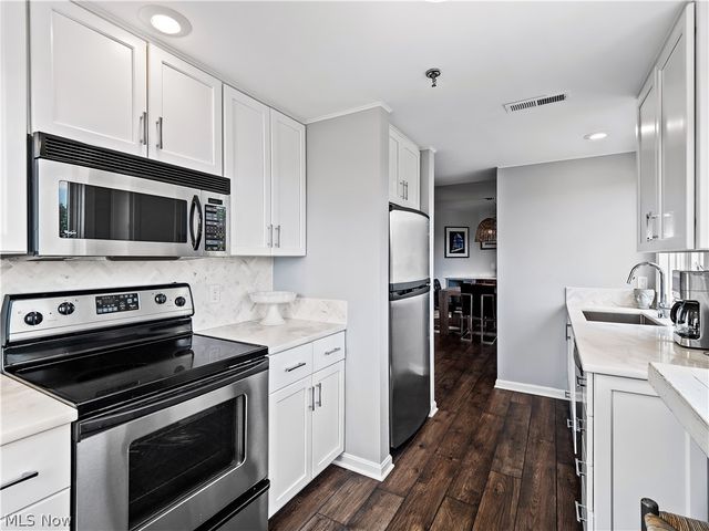 19000 Lake Road, Rocky River, OH 44116