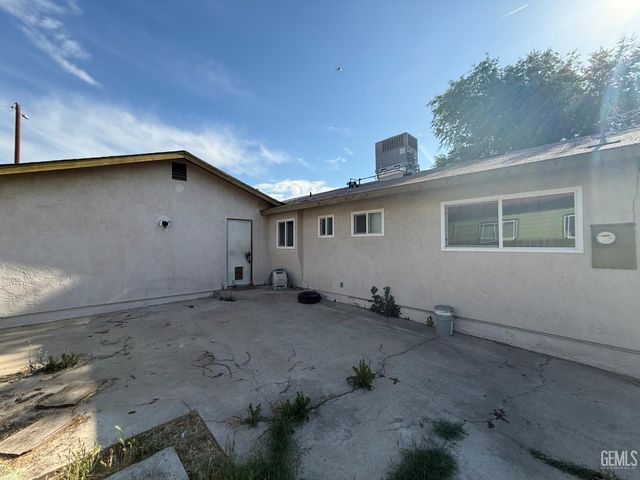 709 Castaic Avenue, Bakersfield, CA 93308