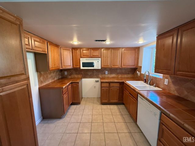 709 Castaic Avenue, Bakersfield, CA 93308