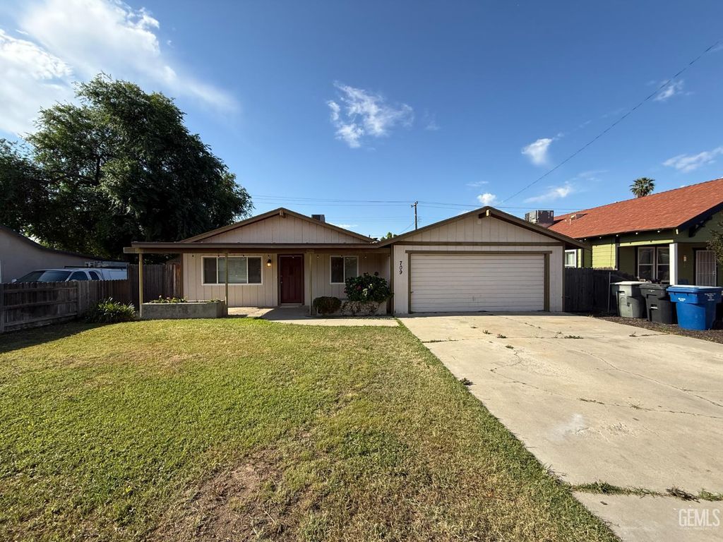 709 Castaic Avenue, Bakersfield, CA 93308