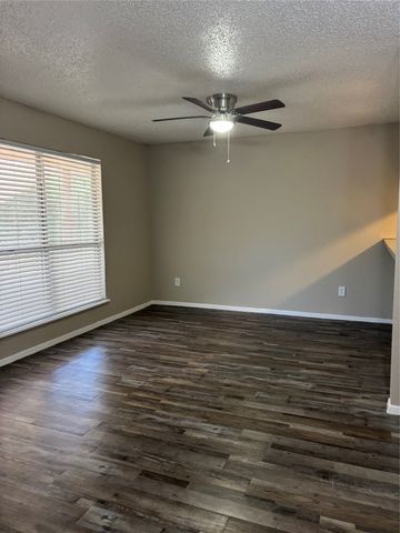 900 N Center Street, Arlington, TX 76011