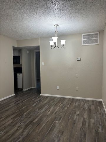 900 N Center Street, Arlington, TX 76011