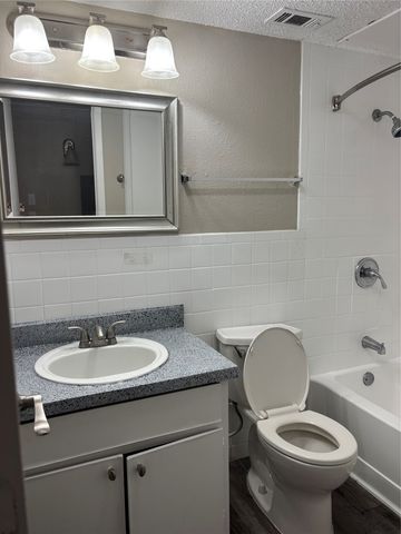 900 N Center Street, Arlington, TX 76011