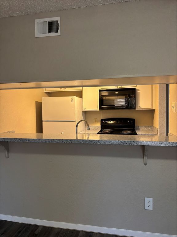 900 N Center Street, Arlington, TX 76011