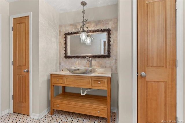 915 Tanglewood Drive, Lake Charles, LA 70611