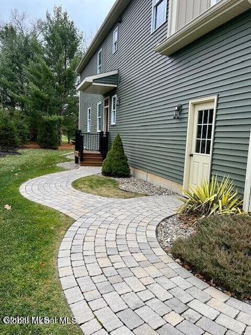 33 Wetherby Court, Colonie, NY 12047