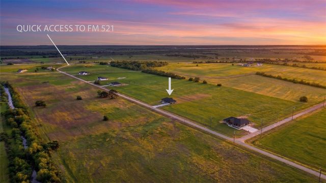 619 Chuckwagon Trail, Angleton, TX 77515