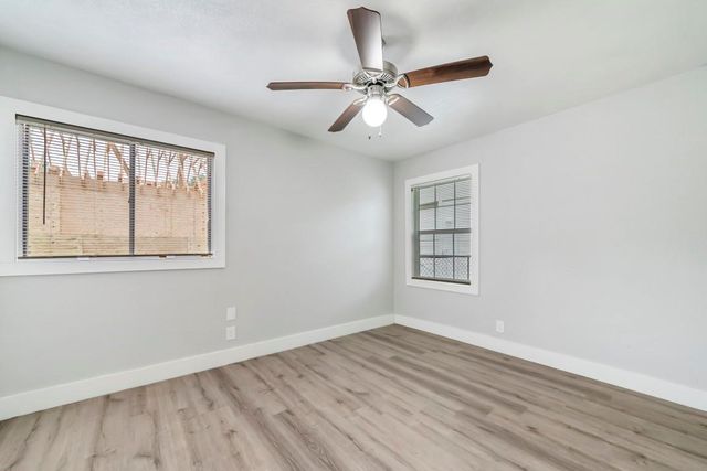 207 W Saunders Street, League City, TX 77573