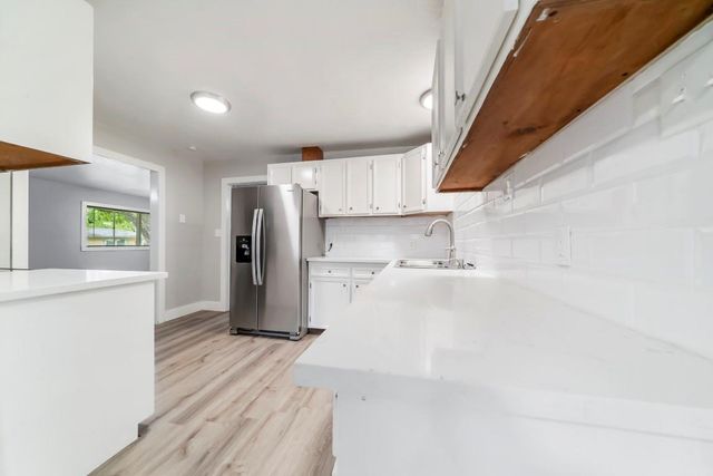 207 W Saunders Street, League City, TX 77573