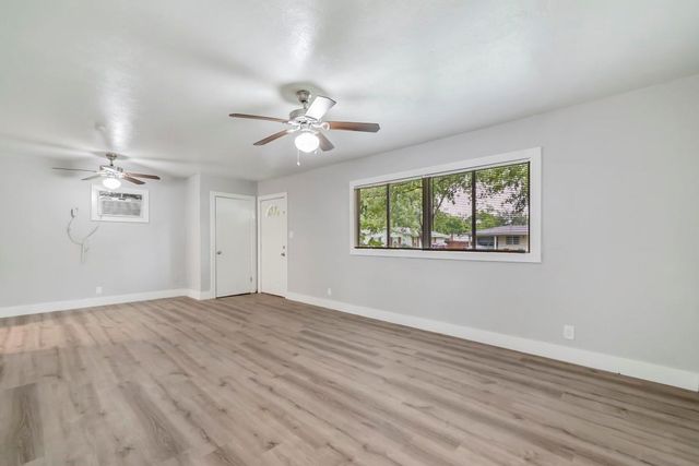 207 W Saunders Street, League City, TX 77573